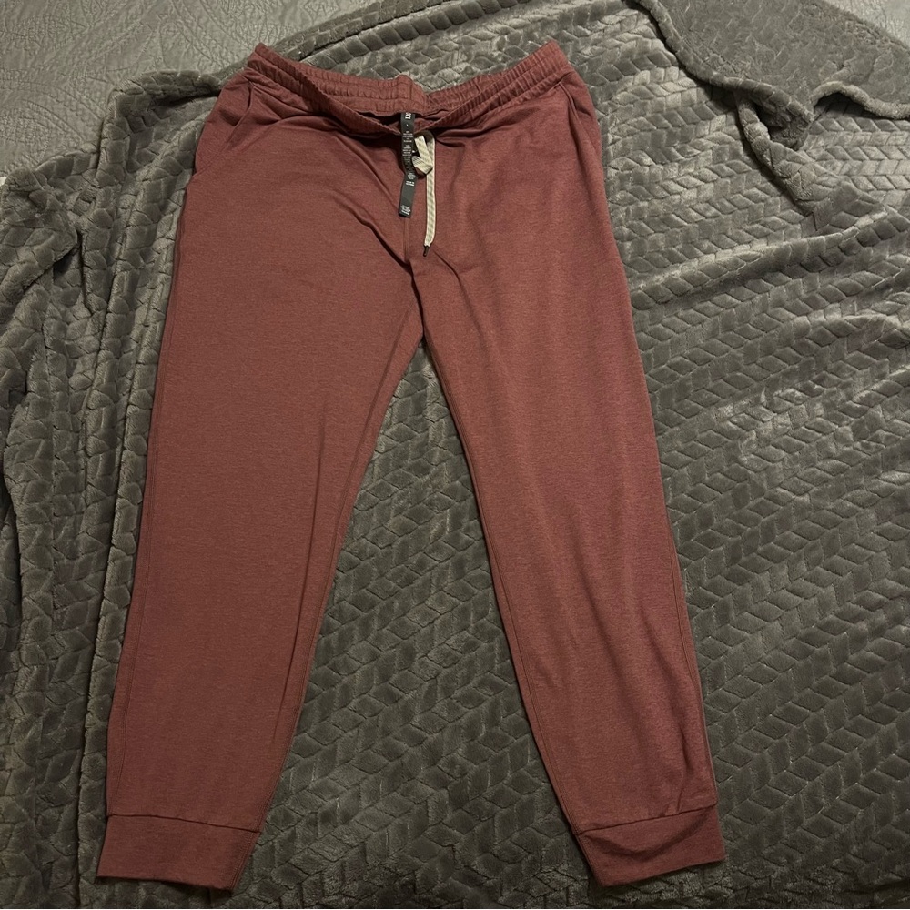 Dusty rose colored Vuori leggings, EUC. Size large